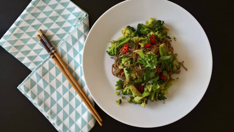 Soba nudle s chilli, brokolicí a arašídovým máslem