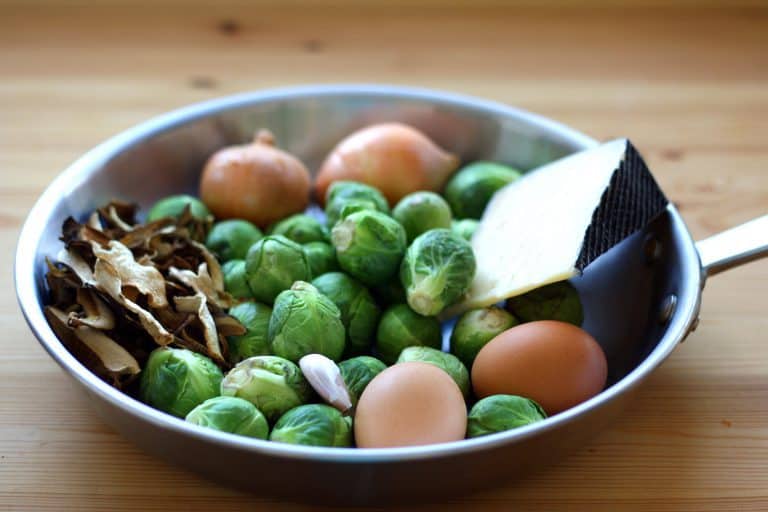 Restované kapustičky s houbami a vejcem