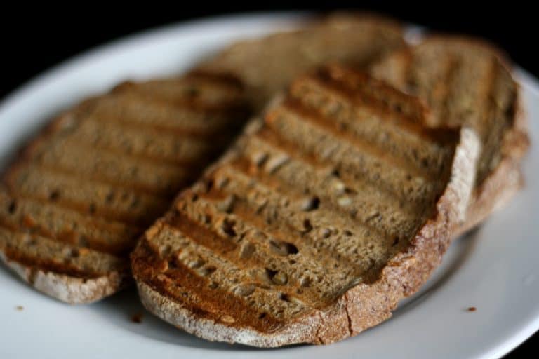 Chléb na chlebíčky lehce na sucho ogrilujte