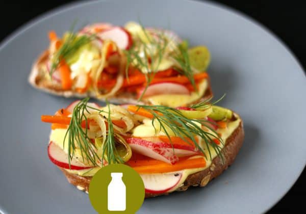 Chlebíček s česnekovou omáčkou aioli