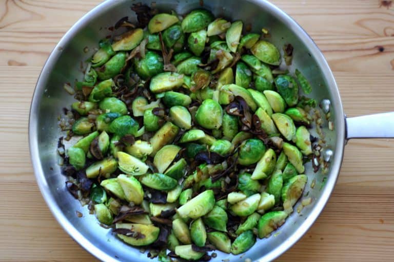 Restované kapustičky s houbami a vejcem