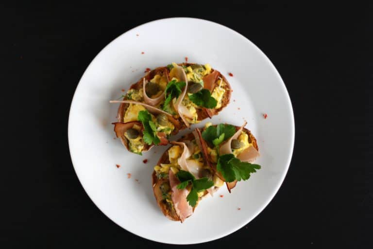 Chlebíček s omáčkou gribiche