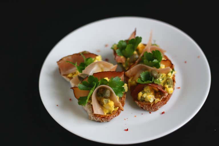 Chlebíček s omáčkou gribiche