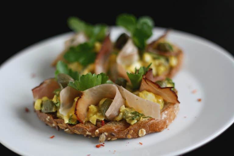 Chlebíček s omáčkou gribiche