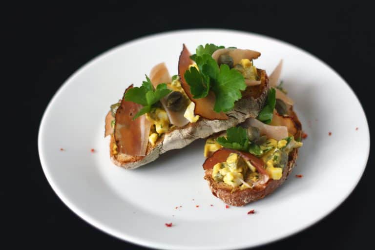 Chlebíček s omáčkou gribiche