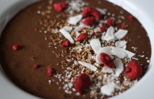 Čokoládová smoothie bowl s ledovou kávou