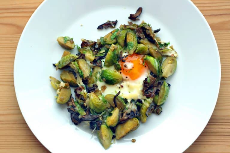 Restované kapustičky s houbami a vejcem