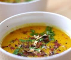 Cizrnovo-mrkvová polévka se zázvorem a kurkumou