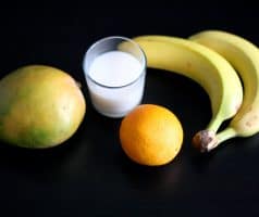 Mangové smoothie s banánem a pomerančem