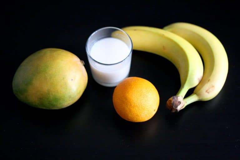 Mangové smoothie s banánem a pomerančem