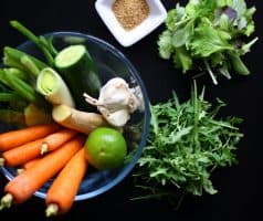 Mrkvovo-okurkový salát s pikantní zázvorovou zálivkou