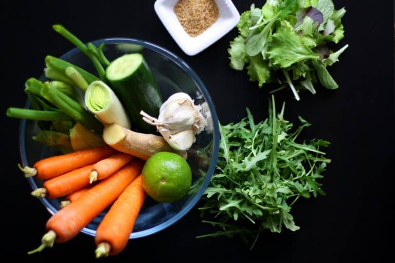 Mrkvovo-okurkový salát s pikantní zázvorovou zálivkou