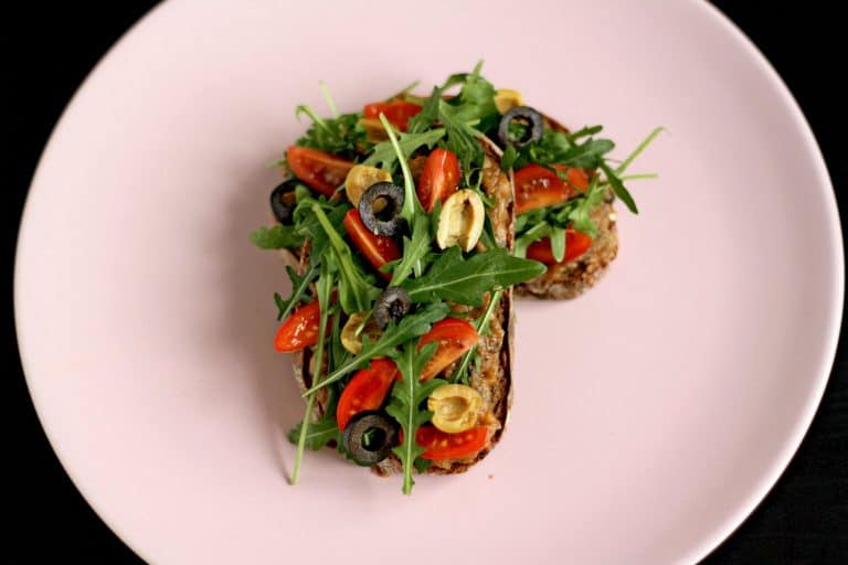Chlebíček s lilkovou tapenádou, cherry rajčaty, rukolou a olivami