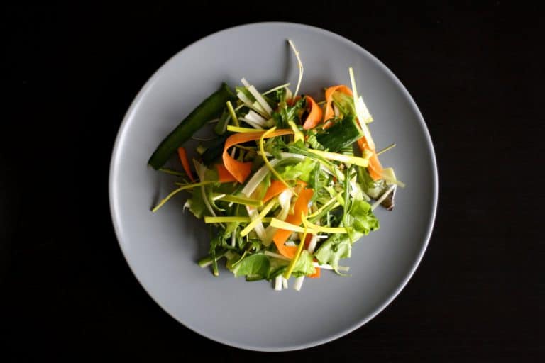 Mrkvovo-okurkový salát s pikantní zázvorovou zálivkou