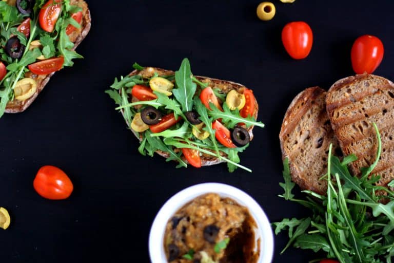 Chlebíček s lilkovou tapenádou, cherry rajčaty, rukolou a olivami