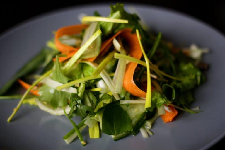 Mrkvovo-okurkový salát s pikantní zázvorovou zálivkou