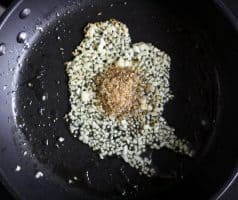 Mrkvovo-okurkový salát s pikantní zázvorovou zálivkou