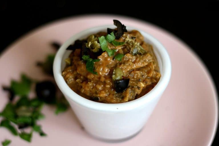 Chlebíček s lilkovou tapenádou, cherry rajčaty, rukolou a olivami