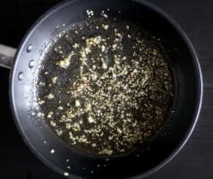 Mrkvovo-okurkový salát s pikantní zázvorovou zálivkou