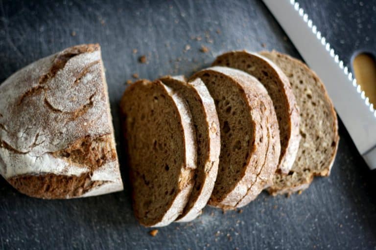 Chlebíček s lilkovou tapenádou, cherry rajčaty, rukolou a olivami