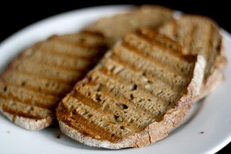 Chlebíček s lilkovou tapenádou, cherry rajčaty, rukolou a olivami