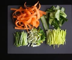 Mrkvovo-okurkový salát s pikantní zázvorovou zálivkou