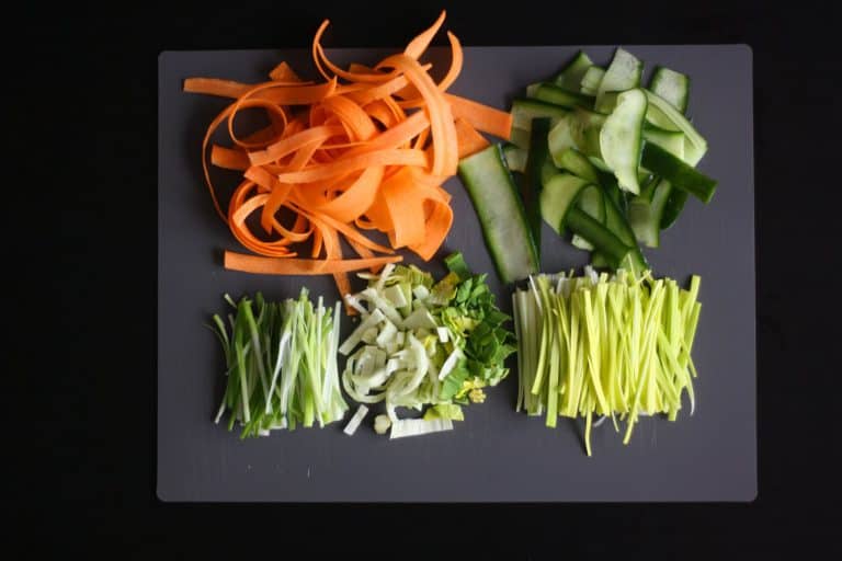 Mrkvovo-okurkový salát s pikantní zázvorovou zálivkou