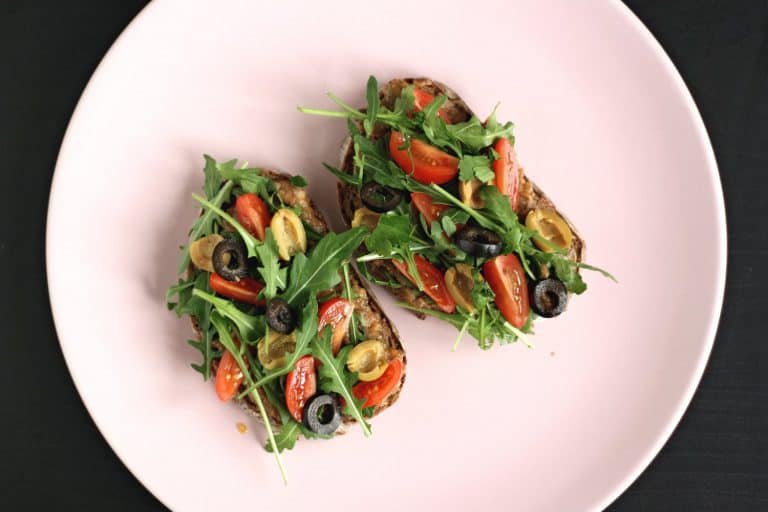 Chlebíček s lilkovou tapenádou, cherry rajčaty, rukolou a olivami