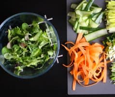 Mrkvovo-okurkový salát s pikantní zázvorovou zálivkou