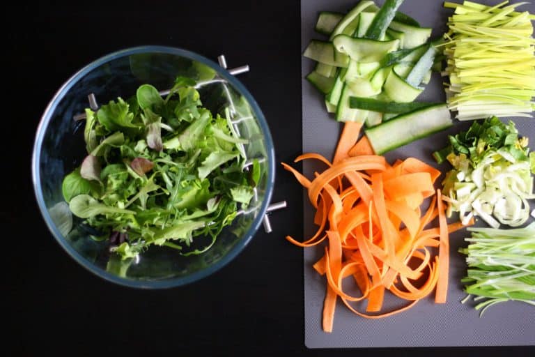 Mrkvovo-okurkový salát s pikantní zázvorovou zálivkou