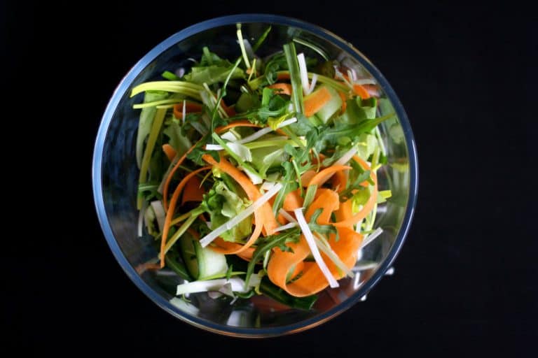 Mrkvovo-okurkový salát s pikantní zázvorovou zálivkou