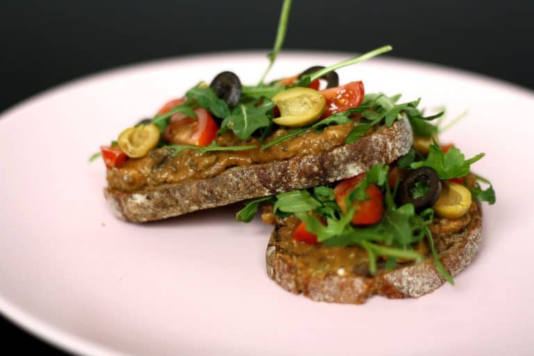 Chlebíček s lilkovou tapenádou, cherry rajčaty, rukolou a olivami