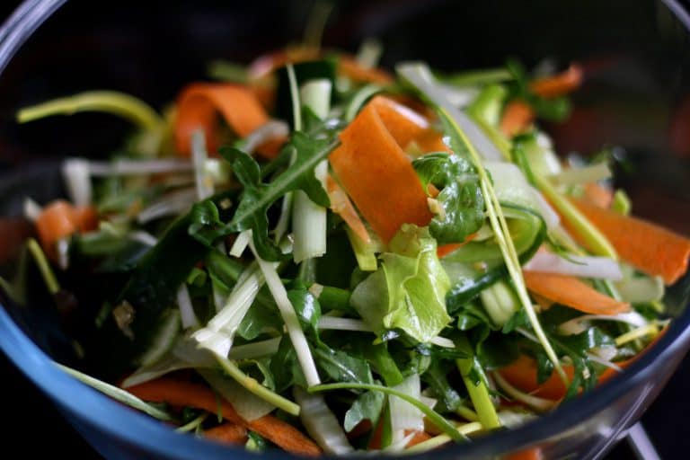 Mrkvovo-okurkový salát s pikantní zázvorovou zálivkou