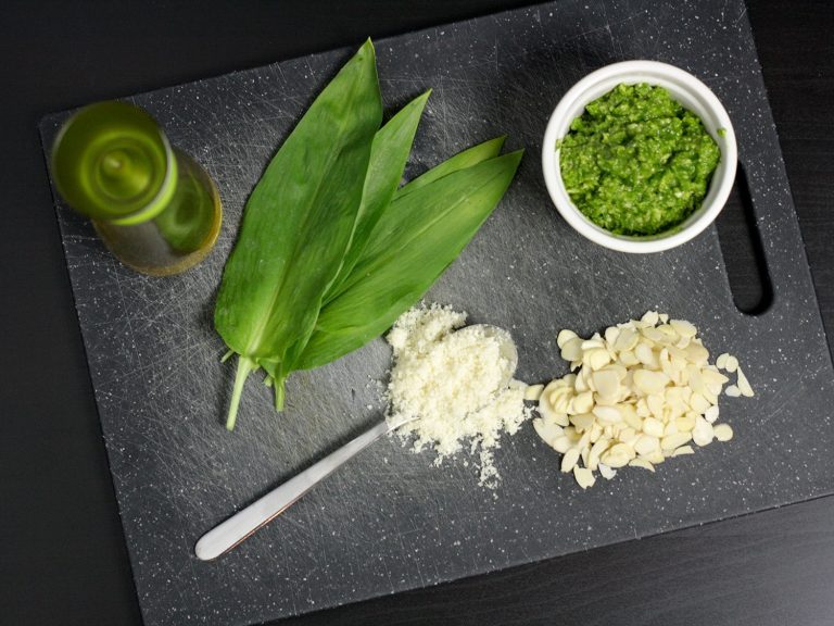 Pesto z medvědího česneku s mandlemi