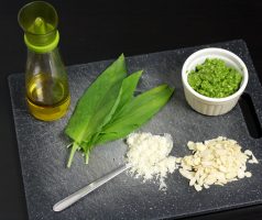 Pesto z medvědího česneku s mandlemi