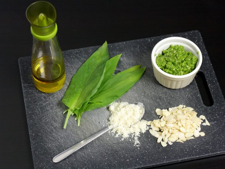 Pesto z medvědího česneku s mandlemi