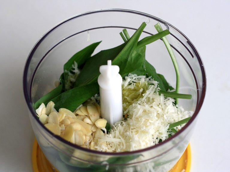 Pesto z medvědího česneku s mandlemi