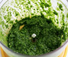 Pesto z medvědího česneku s mandlemi