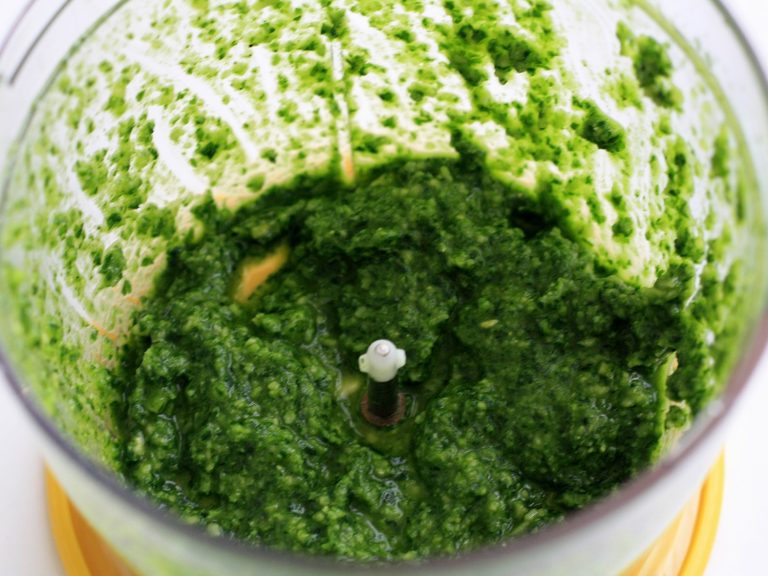 Pesto z medvědího česneku s mandlemi