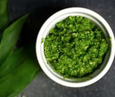 Pesto z medvědího česneku s mandlemi