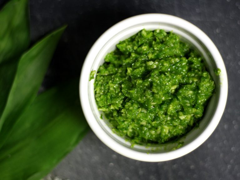 Pesto z medvědího česneku s mandlemi