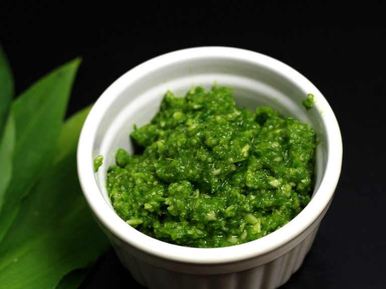 Pesto z medvědího česneku s mandlemi