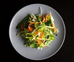 Mrkvovo-okurkový salát s pikantní zázvorovou zálivkou
