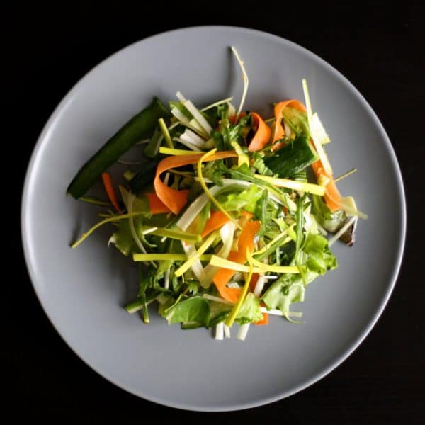 Mrkvovo-okurkový salát s pikantní zázvorovou zálivkou