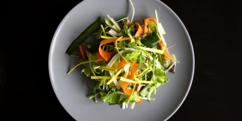 Mrkvovo-okurkový salát s pikantní zázvorovou zálivkou