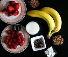 Jahodová smoothie bowl s malinami a čokoládou