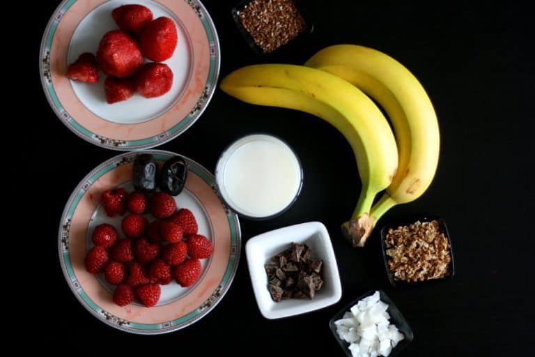 Jahodová smoothie bowl s malinami a čokoládou