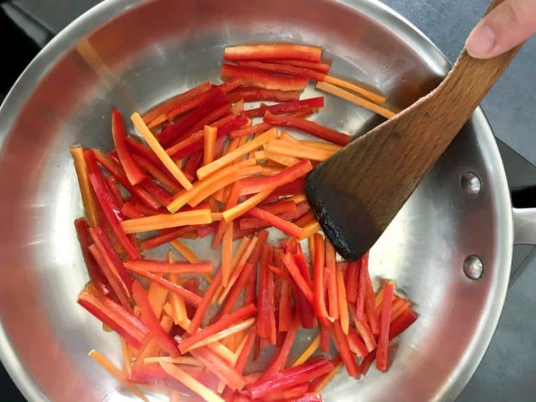 Hovězí stir-fry se zeleninou a nudlemi udon