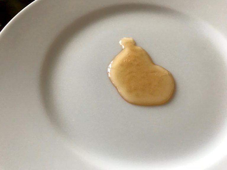 Domácí smrkovo-borovicový med z mladých výhonků