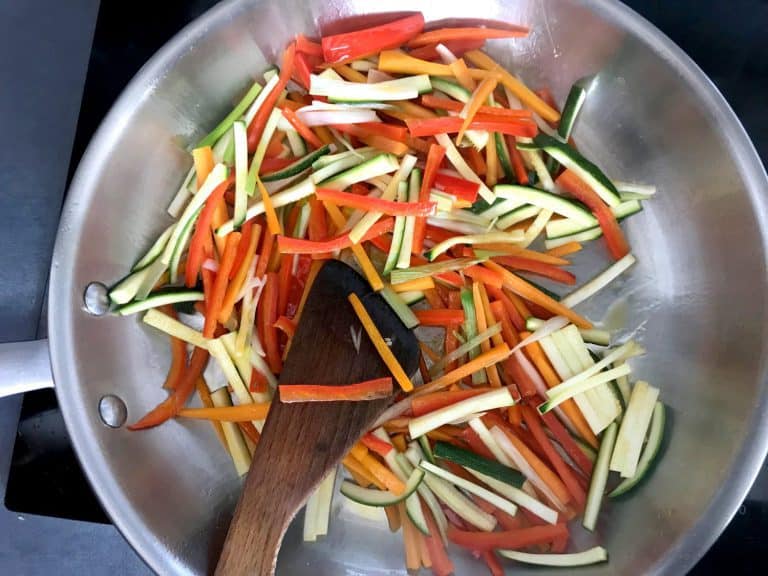 Hovězí stir-fry se zeleninou a nudlemi udon